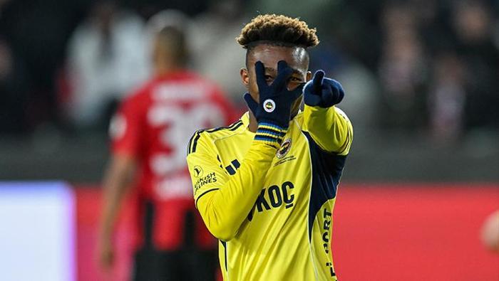 FENERBAHÇE'NİN KONUĞU SAMSUNSPOR
Trendyol Süper Lig'de şampiyonluk yarışı veren Fenerbahçe, pazar akşamı Samsunspor'u konuk edecek. Chobani Stadyumu'nda oynanacak karşılaşma saat 20.00'de başlayacak.