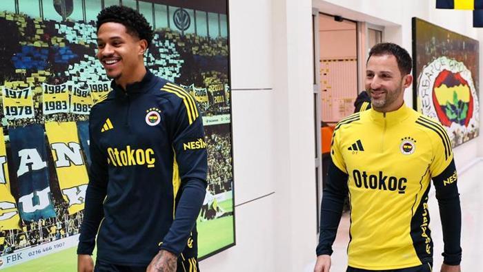 ANTRENMANA GERİ DÖNDÜ!
İtalyan hocanın son durumu merak edilirken Fenerbahçeli taraftarlara müjdeli haber geldi. Domenico Tedesco, Samsunspor'un hazırlıklarının başladığı antrenmana katıldı.