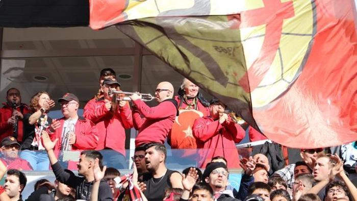 Türkiye-İspanya Kardeşliği akımına Eskişehirspor tribünleri de katıldı... TFF 3. Lig: Eskişehirspor - Bornova 1877 maç sonucu 7-0