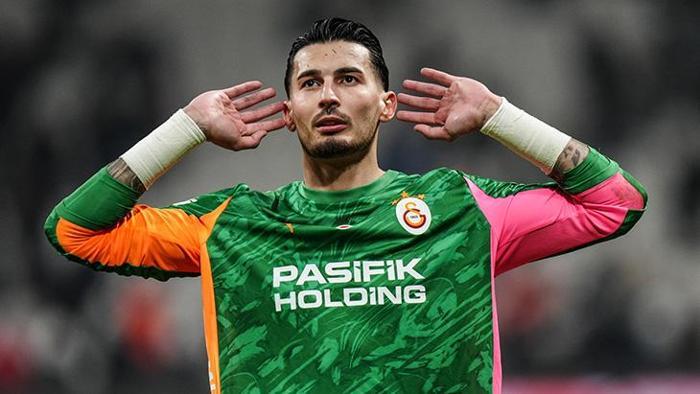 ELEŞTİRİLERİ AŞTI
Galatasaray’da Uğurcan Çakır’ın performansı bir büyük maça daha damga vurdu. Sezon başında Trabzonspor’dan transfer edilen milli kaleci, yüksek maliyeti nedeniyle tartışmaların odağında yer almıştı. Ancak deneyimli file bekçisi hem Şampiyonlar Ligi’nde hem de Süper Lig’de ortaya koyduğu performansla bu eleştirileri kısa sürede geride bıraktı.