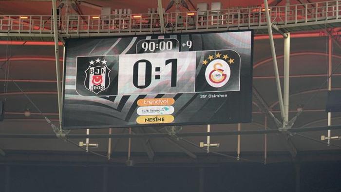 MOTİVE OLDU
Beşiktaş derbisinde dikkat çeken bir başka detay ise tribünlerden gelen tepkiler oldu. Başarılı kaleci ısınmak için sahaya çıktığı anda SiyahBeyazlı taraftarların protestosuyla karşılaştı. Ancak Uğurcan’ın bu durumu motivasyona çevirdiği öğrenildi. Karşılaşma boyunca konsantrasyonunu yüksek tutan Milli kaleci, özellikle son bölümde yaptığı kurtarışlarla fark yarattı.