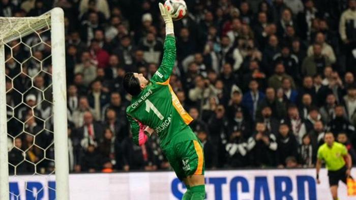 KOŞUTAN ETKİSİ
Uğurcan’ın yükselen form grafiğinin arkasında ise yoğun bir çalışma programı bulunuyor. Tecrübeli kalecinin özellikle Galatasaray kalecilerinin antrenörü olarak bilinen Fadıl Koşutan’la sık sık özel çalışmalar yaptığı öğrenildi. Antrenman programının dışında da bireysel çalışmalarına devam eden milli file bekçisi, eksik yönlerini geliştirmek adına ekstra idmanlar yapıyor. Kaleci antrenmanlarında refleks, ayak oyunu ve pozisyon alma üzerine özel çalışmalar yapan Uğurcan’ın, Koşutan’la birlikte detaylı analizler gerçekleştirdiği ve performansını bu şekilde sürekli yukarı taşıdığı ifade ediliyor.