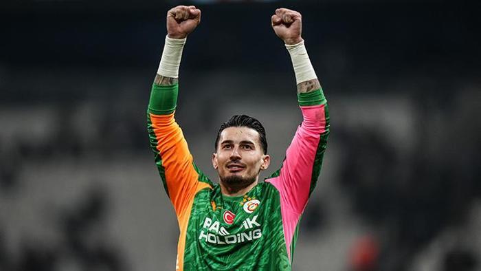 MUSLERA'YI ARATMIYOR
Son olarak Beşiktaş derbisinde sahneye çıkan Uğurcan, özellikle takımının 10 kişi kaldığı bölümde yaptığı kritik kurtarışlarla dikkat çekti. Siyah-Beyazlılar’ın baskıyı artırdığı dakikalarda gole izin vermeyen başarılı kaleci, Galatasaray’ın üç puanı almasında önemli rol oynadı. Sarı-Kırmızılılar’da uzun yıllar kaleyi koruyan Fernando Muslera’nın ardından eldivenleri devralan Uğurcan Çakır, performansıyla Uruguaylı efsaneyi aratmayan bir görüntü ortaya koyuyor