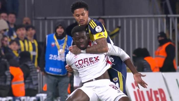 OOSTERWOLDE'NİN MÜDAHALESİNDE FAUL YETERLİ Mİ?
Deniz Çoban: Futbol böyle bir oyun değil. Mücadele değil bu. Bu görüntü bu oyuna ait değil. Bu oyun böyle oynanmaz. Hakem bizden farklı düşünüyor olabilir. Oosterwolde'nin hareketi bir sarı kart. Hakemin standartlarını oyunculara hissettirmesi gerekirdi.Bahattin Duran: Çok fazla söze gerek yok bu sarı kart. Deniz hocama katılıyorum. Oyuncunun boğazına sarılmışsınız ve yere indirmişsiniz bu hareket kesinlikle sarı kart.