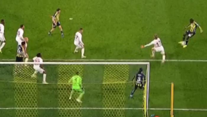 FENERBAHÇE'NİN GOLÜNDE OFSAYT VAR MI?
Bahattin Duran: Kesinlikle ve kesinlikle bir ihlal yok. Fenerbahçe'nin golü temiz. Söz konusu bile değil. Kaleci topu görüyor. 3 numaralı oyuncu Archie Brown yer olarak ofsaytta fakat Archie aksine direğin dışına doğru çıkıyor. Hiçbir hareket yok ve kaleciyi veya rakiplerini etkilemiyor. Hatta yardımcı hakem ofsayt deseydi VAR müdahale ederdi.