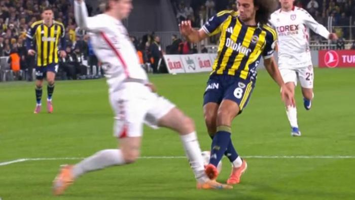 GUENDOUZI'NİN MÜDAHALESİNE FAUL KARARI YETERLİ Mİ?
Deniz Çoban: Bu müdahaleye sadece faul demek mümkün değil. Hakem bunu görüyor. Bu pozisyonu görüyor. Sarı kart olmamasını kabul etmem. Klasik bir sarı kart. Faul çalıyorsa sarı da vermesi lazım. Bahattin Duran: Sarı kart göstermeden bu pozisyon geçiştirilemez. Kapsayıcı, gecikmiş ve kontrolsüz bir müdahale. Net sarı kart ancak fazlası da olmaz.Bülent Yıldırım: Net bir sarı kart. Faul çalan hakemin sarı vermesi gerekirdi.