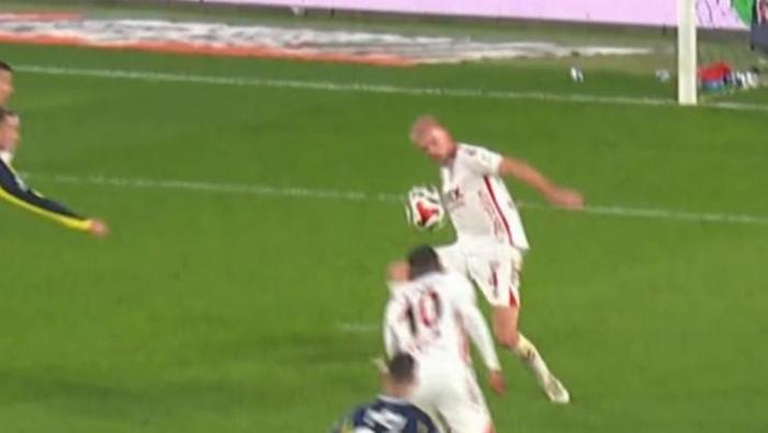 FENERBAHÇE'NİN PENALTI BEKLEDİĞİ POZİSYONDA İHLAL VAR MI?
Bahattin Duran: Burada oyuncu elini açıyor gibi görünse de ben topun dizinden yüzüne geldiğini görüyorum. Devam kararı son derece doğru.Deniz Çoban: Bence de devam kararı doğru bir şüphe yok.Bülent Yıldırım: Bir şüphe ve ihlal yok yüzünden çenesinden dönüyor.