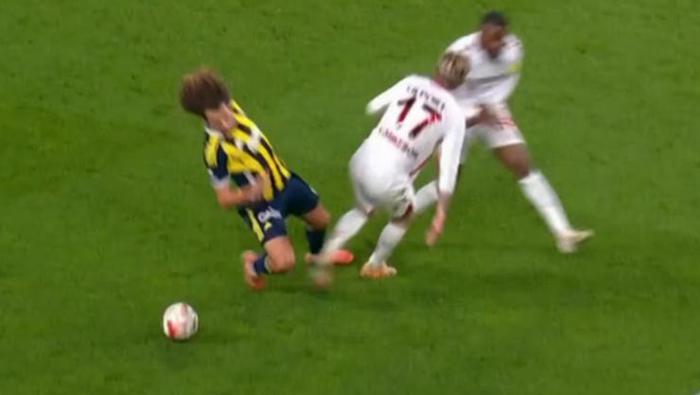 GUENDOUZI CEZA SAHASINA YAKIN BÖLGEDE YERDE KALIYOR KART GEREKİR Mİ?
Deniz Çoban: O kadar pozisyon oldu hakem faul vermedi. Burada hiçbir şey yok. Guendouzi hakemi aldatıyor ancak hakem faul veriyor. Guendouzi'ye aldatmadan sarı kart çıkmalıydı.Bahattin Duran: Hiçbir teması yok Samsunsporlu oyuncunun, Guendouzi hakemi aldatmış. Sarı kart görmeliydi.