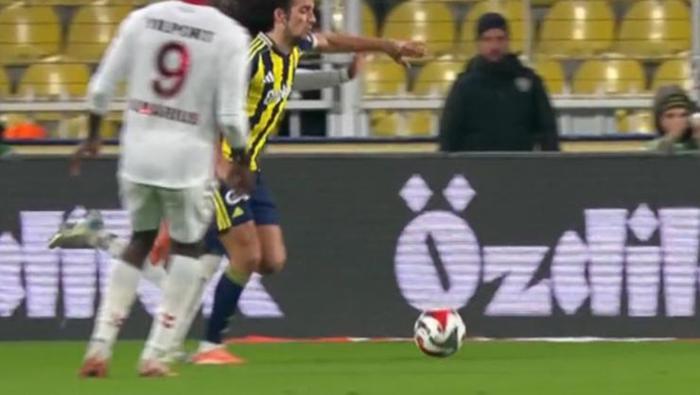 GUENDOUZI'YE YAPILAN MÜDAHALEDE FAUL VAR MI?
Bahattin Duran: Guendouzi önde. Arkasında Mendes var. Mendes'in sarı kartı var. Guendouzi hakeme kramponumu giyemedim arkadan bastı diyor. Sağ ayağıyla Guendouzi'nin sağ kramponunun arkasına dikkatsizce basıyor. Bu pozisyon benim için net bir faul.Deniz Çoban: Hakemin bir kere faul olmadığını düşünmesi en büyük yanlış. Fenerbahçeli oyuncunun birçok opsiyonu var. Bana göre bu dikkatsiz bir taktik faul. Umut vaat eden atak olmasa bile. Ben burada hakemin ikinci sarı kartı göstermesini doğru bulurdum. İkinci sarı kart en doğru karar olurdu.