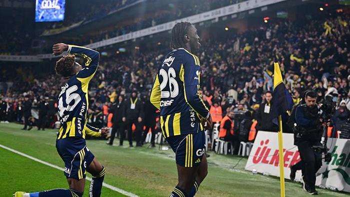 BU SEZON GERİDEN GELEREK 18 PUAN ALDILAR
Bu sezon Beşiktaş, Çaykur Rizespor, Alanyaspor ve Trabzonspor deplasmanlarında geriye düşmesine rağmen sahadan galibiyetle ayrılan Tedesco'nun öğrencileri, Kadıköy'de oynadığı Alanyaspor, Galatasaray ile deplasmandaki Antalyaspor maçlarında da geriden gelerek 1 puan aldı. Fenerbahçe, kırmızı-beyazlı ekibe karşı da galibiyet elde ederek söz konusu süreçte toplam 18 puanı hanesine yazdırdı.
