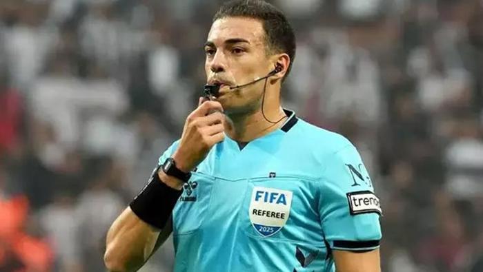 KARARLARI ÇOK TARTIŞILDI
Trendyol Süper Lig'de Fenerbahçe ve Samsunspor arasında oynanan maçta düdük çalan hakem Oğuzhan Çakır'ın kararları çok konuşuldu.