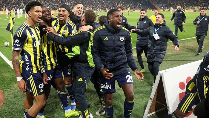 'Hayata dönüş' - Serkan Akcan - Fanatik
Tedesco’nun kafası hayli karışık görünüyor. Buna sebep olan da sadece Tedesco’nun kararları değil, futbolcularının dalgalanan performansı. Kasımpaşa maçının ikinci yarısıyla, Nottingham maçında Guendouzi’yi stoper merkezinde kullanmanın pozitif etkisi vardı. Ama bu format Antalya maçının ilk yarısı o kadar kötüydü ki, ikinci yarıda hem dörtlüye döndü hem Guendouzi’yi orta sahaya attı, maç bu sayede 2-2’ye gelebildi.