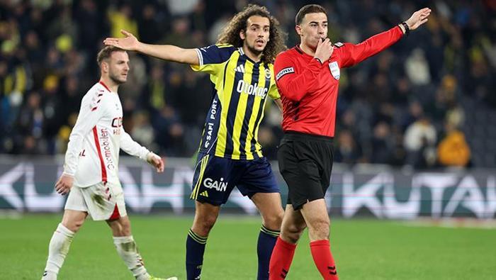 Faul bile vermedi
45+2’de Asensio’ya açık faul yapıldı; oyun devam ettirildi. Mendes’in bu faulünde ikinci sarı kart çıkıp çıkmaması hakemin takdir alanındaydı, ancak faul bile çalınmadı. Ben faulle birlikte ikinci sarıyı daha çok kabul ederdim. Devre arasında Ederson hakeme tepkide sınırları zorladı; yine de sarı kartı kabul edelim. Ancak maçın sonlarında Van Drongelen ile dahil olduğu gerginlik, her iki oyuncuyu da ikinci sarı kartla ihraç etmek için yeterliydi.