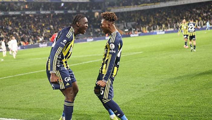 Kupadaki Gaziantep deplasmanında Yiğit Efe merkezli üçlü savunma, beklenenden daha iyi sonuç verince dün gece Samsunspor karşısına da aynı plan kullanıldı. Tek farkla bu kez savunmanın göbeğinde Oosterwolde, solunda Levent, sağında Mert Müldür vardı. Sanırım sorunların çoğu da bu savunma hattının hatalarından kaynaklandı. Gaziantep ve Nottingham maçlarında üçlü oynamanın en büyük avantajı oyunu geriden doğru kurabilmekti. Fakat Samsun, Ederson’dan başlayarak tüm savunmaya o kadar iyi bire bir baskılara gitti ki, Fenerbahçe oyun kuramadı.