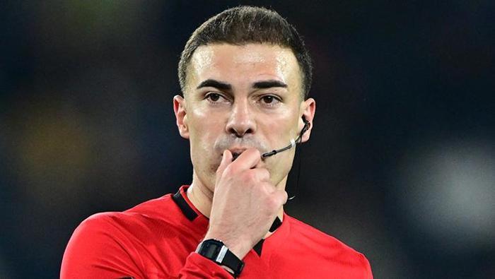 İpten aldı
Buna mukabil Samsunspor ilk yarıda 2 gol attı, ikisinde de stoperlerin pozisyon alma hataları vardı ve barizdi. Bu kadar yukarıdan gelen toplara karşı stoperlerin pozisyon alma zamanı varken Marius Mouandilmadji’nin rahatça golleri atması Fenerbahçe’yi hayli kötü gösterdi. Tedesco, oyun kuramayan savunmayı toparlamak adına Yiğit Efe ile İsmail’i sahaya sürüp, Levent Mercan’ı sol stoperden sağa çekti. Ama durumun çok değiştiğini söylemek zor.