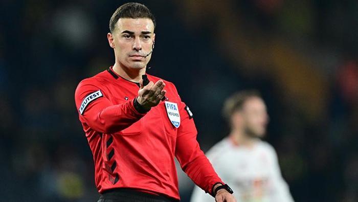 Gösterdiği kartlar kadar göstermediği çok sayıda sarı kart vardı. Kulübelere hâkim olamadı, çok sayıda kart çıkardı. Oyun kontrolü neredeyse yoktu. Özellikle Mendes ve Ederson pozisyonları, hakemin toleransını ve tutarsızlığını özetliyor: Maçı bu iki oyuncunun kırmızı kart görmeden tamamlaması hakemin aşırı hoşgörülü davranmasının sonucuydu.