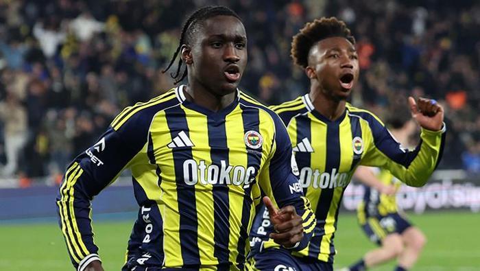 Kante dünyanın en iyi orta sahalarından birisiydi ama şimdi değil. Oysa Kante’den maçı kazandıran oyuncu olması bekleniyor. Fransız yıldızın böyle bir özelliği yok yani. Ama alınırken öyle bir sansasyonel hava yaratıldı ki sırf bu sebepten gerçek ihtiyaç olan golcü alınmadı. Dün gece ilk yarıda şunu net gördük ki Fenerbahçe’nin savunma ve forvet sorunu var bu yanlış transfer politikasının sonucu böyle bir tablo ortaya çıktı. Kısaca taraftarı karamsarlığa iten bir ilk yarı oynadı Fenerbahçe… İkinci yarıda reaksiyon göstermesi beklenen Sarı-Lacivertliler’in beklentinin altında kaldı. Özellikle Tedesco hamlelerle bütün tuşlara basarak skoru değiştirme çabalarına rağmen sadece baskı vardı.