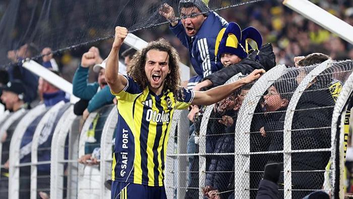'Havlu atmak üzereydi!' - Tunç Kayacı - Fanatik
Fenerbahçe’nin evet önemli eksikleri var ama daha önemlisi ciddi bir özgüven sorunu var takımda. Kazanmayı çok istiyorlar ancak bu istekle oynadıkları futbol örtüşmüyor. Bana göre en büyük zaafları takım savunmasında inanılmaz kırılganlar. Dün gece Samsunspor, neredeyse birbirinin kopyası 2 gol atarken, 2 tane yine hızlı hücumla gol pozisyonu yakaladı atamadı. Orta alanda Guendouzi, bütün açıkları kapatmaya çalışıyor ama nereye kadar…
