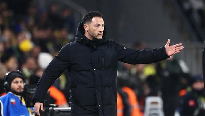 Ta ki, Nene oyuna girene kadar. O girdikten sonra savunma arkasına koşular yapıldı, top Nene’nin önüne atıldığında Samsun savunmasının zaafları ortaya çıkmaya başladı. 89’da attığı golle Fenerbahçe’yi uyandırdı. Sahanın en vasatlarından biri olan Cherif’in uzatmalardaki golü ise hem Tedesco’yu hem Fenerbahçe’yi ipten aldı.