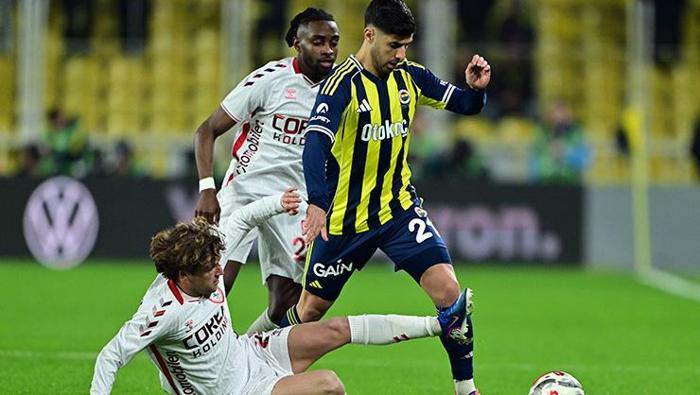 MARCA: İstanbul'da çılgınlık: Fenerbahçe 90. dakikada iki golle geri döndü... ve Asensio'dan bir asist daha...
Fenerbahçe, Rayo Vallecano'nun Konferans Ligi'ndeki rakibi Samsunspor'u son dakikada mağlup ederek Türkiye liginde şampiyonluk yarışında kalmayı başardı. İstanbul ekibi, 1-2 gerideyken uzatma dakikalarında iki gol atarak maçı berabere bitirdi... Bunlardan biri, yine başrolü oynayan Marco Asensio'nun asistiyle gelen beraberlik golüydü. Son derece hararetli geçen ve yerel teknik direktör Domenico Tedesco'nun oyundan atılmasıyla sona eren maçta Fenerbahçe galip gelerek, tek başına liderliğini sürdüren Galatasaray'ın dört puan gerisine yerleşti. Asensio, ilk onbirde yer aldı ve gol sayısını artırmaya devam ediyor: Real Madrid'in eski oyuncusu bu sezon Türkiye'de 13 gol ve 12 asist kaydetti.