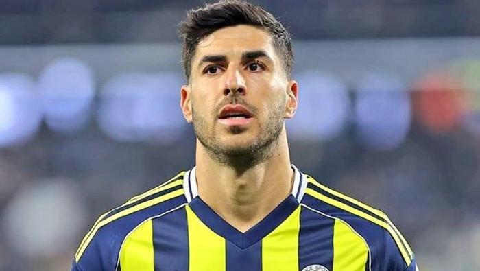 ONE FOOTBALL: Fenerbahçe uzatmalarda golü buldu ve yenilmezlik serisini sürdürdü
Fenerbahçe, Pazar günü Şükrü Saracoğlu'nda Samsunspor'u 3-2 mağlup ederek Süper Lig'deki yenilmezlik serisini 25 maça çıkardı. Oyuna sonradan giren Nene Dorgeles, Marco Asensio'nun pasını değerlendirerek dar açıdan topu ağlara gönderip Kanarya adına maçın son dakikalarında skoru eşitledi. Maça beş dakika uzatma süresi eklendi ve Sidiki Cherif, ikinci yarının uzatma dakikalarının beşinci dakikasında kornerden gelen topla galibiyet golünü attı.