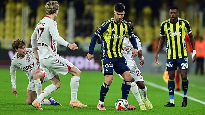 INFOBAE: 3-2. Fenerbahçe'nin Asensio önderliğinde epik geri dönüşü; Samsunspor'un acı verici yenilgisi
Maçın bitimine beş dakika kala, 90. dakikada beraberliği yakalayan ve 95. dakikada galibiyeti elde eden Marco Asensio'nun takımı Fenerbahçe, Samsunspor karşısında epik bir geri dönüşe imza attı (3-2). Bu sonuçla Fenerbahçe, Türkiye Ligi şampiyonluğu mücadelesinde kalırken, konuk takım Rayo Vallecano ile Konferans Kupası son 16 turu ilk maçına çıkmadan önce hayal kırıklığına uğradı. 95. dakikada Sidiki Cherif'in attığı gol, birkaç dakika önce lider Galatasaray'ın 7 puan gerisinde kalarak şampiyonluk şansını kaybeden Domenico Tedesco'nun takımını rahatlattı. Bu galibiyetle takım, liderin 4 puan gerisinde kaldı.