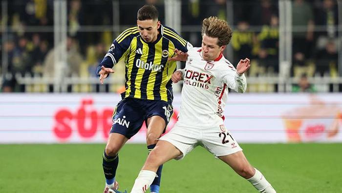 Trendyol Süper Lig'in 25. haftası Fenerbahçe'nin evinde Samsunspor'u 3-2 yendiği mücadelede sarı-lacivertli taraftarlar, Mert Müldür'e tepki gösterdi. Müldür ise sosyal medya paylaşımıyla yanıt verdi.