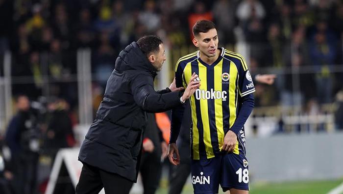 Sarı lacivertli ekibin teknik direktörü Domenico Tedesco da yanına çağırdığı Mert Müldür'e moral verdi. Milli futbolcu 61. dakikada oyundan çıkarken de ıslıklandı.