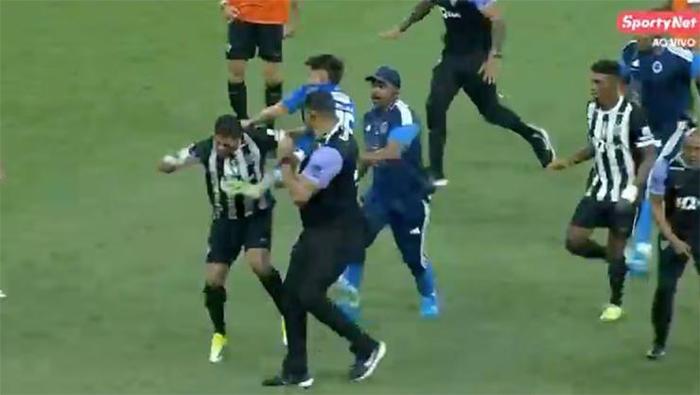 Eşi benzeri görülmemiş kavga 23 kırmızı kart çıktı: Cruzeiro-Atletico Mineiro maçında yumruklar havada uçuştu