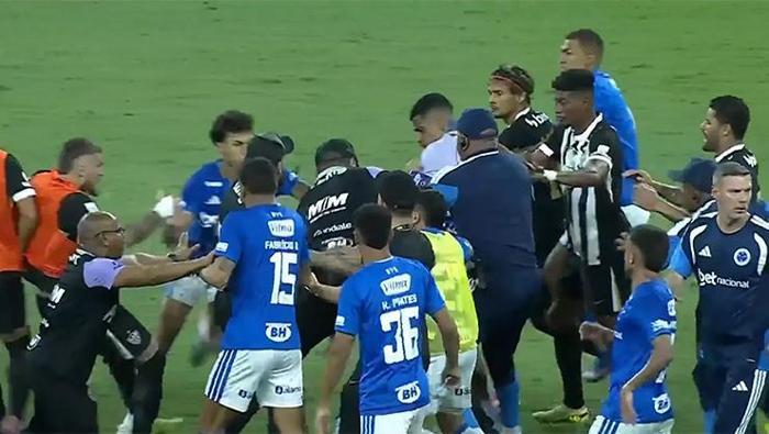 Eşi benzeri görülmemiş kavga 23 kırmızı kart çıktı: Cruzeiro-Atletico Mineiro maçında yumruklar havada uçuştu