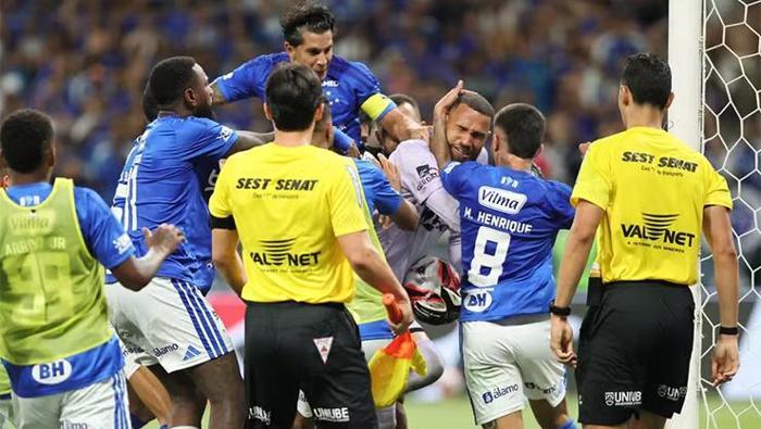 Eşi benzeri görülmemiş kavga 23 kırmızı kart çıktı: Cruzeiro-Atletico Mineiro maçında yumruklar havada uçuştu