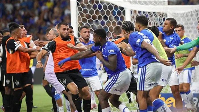 Eşi benzeri görülmemiş kavga 23 kırmızı kart çıktı: Cruzeiro-Atletico Mineiro maçında yumruklar havada uçuştu