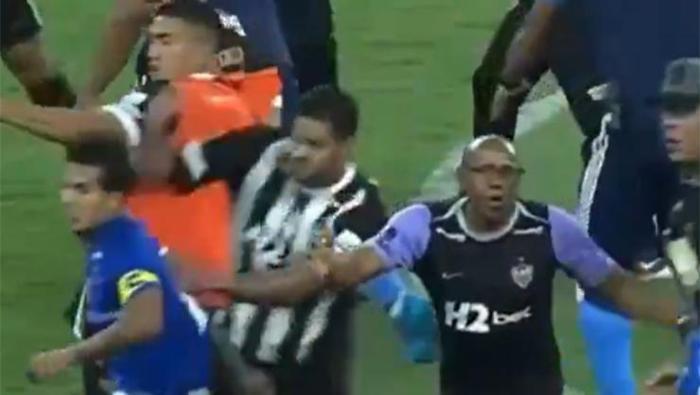 Eşi benzeri görülmemiş kavga 23 kırmızı kart çıktı: Cruzeiro-Atletico Mineiro maçında yumruklar havada uçuştu