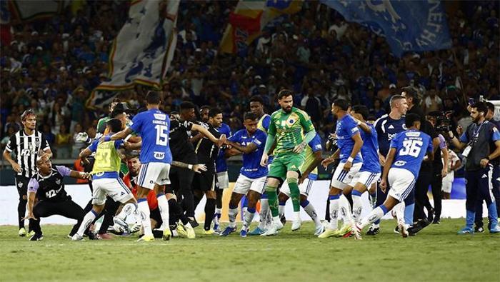 Kırmızı kart gören isimler ise şöyle;