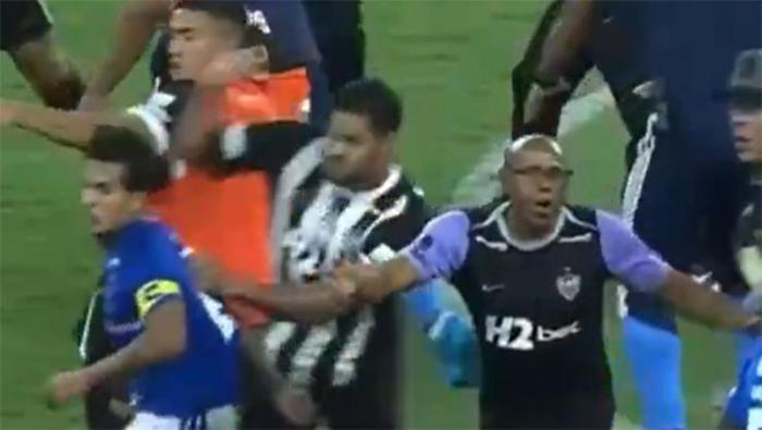 Eşi benzeri görülmemiş kavga 23 kırmızı kart çıktı: Cruzeiro-Atletico Mineiro maçında yumruklar havada uçuştu