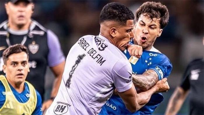 Eşi benzeri görülmemiş kavga 23 kırmızı kart çıktı: Cruzeiro-Atletico Mineiro maçında yumruklar havada uçuştu