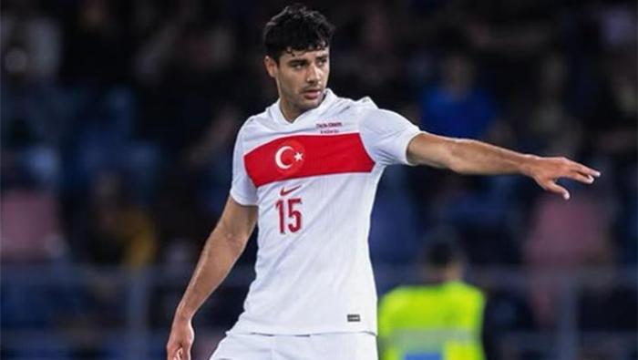 'ÇOK ZOR BİR DÖNEMDİ'
A Milli Takım'ın Gürcistan ile oynadığı Avrupa Şampiyonası maçını hastanede izlediğini söyleyen Ozan, “Türkiye ilk grup maçını oynadığı gün ben dizimden ameliyat oluyordum. Operasyondan çıktım, hâlâ ilaçların etkisindeydim. Maçı televizyonda görünce ağlamaya başladım. Gözyaşlarımı tutamadım. Gerçekten çok zor bir dönemdi.” ifadelerini kullandı.