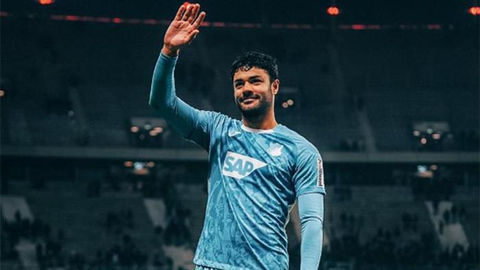 'FUTBOL OYNAYAMAYACAĞIMI DÜŞÜNDÜM'
Sakatlık döneminde sahalara dönüp dönemeyeceğini bile sorguladığını söyleyen Ozan, “Kendime karşı çok dürüst olmak zorundaydım. Bir daha sahalara dönüp dönemeyeceğimi düşündüm. Ağrısız yürüyemiyordum bile. Bir dönem yeniden en üst seviyede profesyonel futbol oynayabileceğim düşüncesi gerçek dışı geliyordu. Kolay değildi ama sahaya geri dönüp bunu başardığınızda his tarif edilemez. Aslında bu süreci yaşadığım için mutluyum; sakatlık nedeniyle değil, bana çok şey kazandırdığı için. Artık daha olgun bir insan ve futbolcuyum. Yaşadıklarımdan sonra plan yapmıyorum. Şu anda harika oynuyorum ve bence büyük şeyler hala önümde.