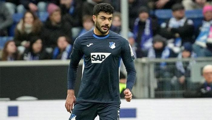 Ozan, Liverpool dönemine de değindi. Genç yaşta İngiliz devine transfer olmanın kolay olmadığını belirten Ozan, “Şanssızdım” diyerek o dönemi özetledi. Şubat 2021'de Liverpool formasıyla çıktığı ilk maçta Leicester City'e 3-1 yenildikleri maç hakkında konuşan Kabak “O anda Alisson ile pozisyon konusunda bir yanlış anlaşılma yaşandı ve bu da soruna neden oldu, ancak üç gün sonra Leipzig ile oynadığımız maçta (Şampiyonlar Ligi son 16 turunda) harika bir performans sergileyerek galip geldik. Aslında kendimle gurur duyuyorum, çünkü cesaret gösterip sahaya çıkmak, başarısız olsan bile kolay bir şey değil.” dedi.