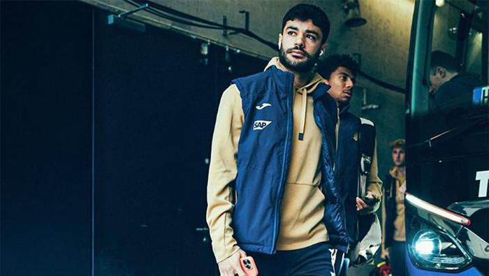 LIVERPOOL SÖZLERİ
Liverpool’da taraftarların önünde oynayamamasını da talihsizlik olarak değerlendiren Ozan, “Taraftarları gerçekten çok özel. Ama garip bir zamandı. 20 yaşında başka bir ülkeye gidiyorsunuz, büyük bir baskı var ve Liverpool o dönemde iyi gitmiyordu. Liverpool’da daha uzun süre kalsaydım tüm potansiyelimi gösterebilirdim. Ama bu büyük kulüpte oynayabildiğim için kendimi çok şanslı hissediyorum.” dedi.