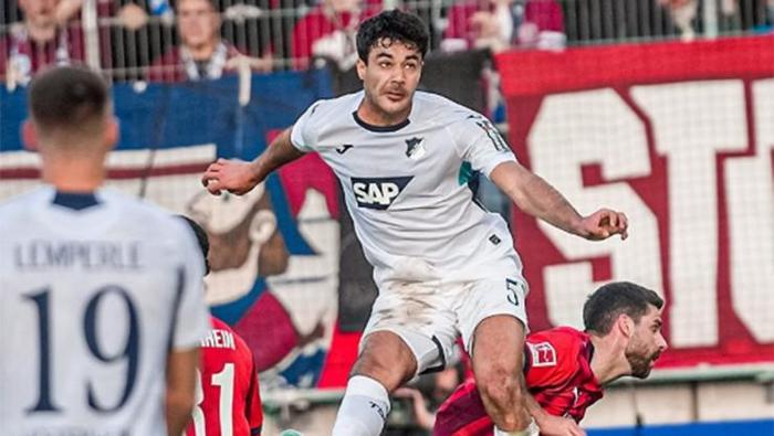 Hoffenheim sürecine de değinen Kabak “Geçen sezon Hoffenheim için korkunçtu, ancak sakatlığımdan döndüğümden beri enerjiyi hissedebiliyorum. Biz kazanan bir takımız ve her gün sıkı antrenman yapıp hücum futboluna tutkuyla bağlı olduğumuz için iyi performans göstermemiz tesadüf değil. Kariyerim boyunca hiç bu kadar sıkı ve yoğun antrenman yapmamıştım ve bunu iyi bir atmosferle birleştirdiğinizde, bu çok yardımcı oluyor.” sözlerini kullandı.