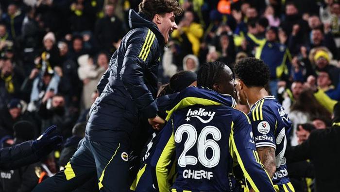 ALIŞKANLIK HALİNE GELDİ
Fenerbahçe daha önce Beşiktaş deplasmanında 0-2’den 3-2, Rize’de ise 0-2’den 5-2’lik galibiyete ulaşmıştı. Kanarya, Alanya deplasmanında ise aynı Samsun maçındaki gibi iki kez yenik duruma düşmesine rağmen kazandı. 22. haftadaki Trabzon mücadelesinde ise ev sahibi olan BordoMavililer perdeyi açtı ama galibiyete uzanan 3-2’yle Fenerbahçe oldu. Bu durum Sarı-Lacivertliler için adeta alışkanlık haline geldi.