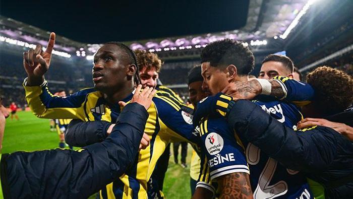 ŞAMPİYONLUK İÇİN GÜVEN AŞILADI
Kanarya, ligde ilk golü yediği 8 mücadelede de yenilmedi ve toplam 18 puanı hanesine yazdırdı. Galatasaray’ın Beşiktaş deplasmanında kazandığı haftada Samsunspor karşısında böyle müthiş bir geri dönüşle galibiyete uzanmak, Fenerbahçe’nin hem puan anlamında yarışa tutunmasını sağladı hem de tüm camiaya şampiyonluk yolunda güven aşıladı.