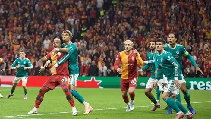 Galatasaray'da 7 futbolcu sarı kart ceza sınırında bulunuyor. Sarı-kırmızılı ekipte kaleci Uğurcan Çakır, savunma oyuncuları Ismail Jakobs, Davinson Sanchez, Abdülkerim Bardakcı ve Roland Sallai, hücum oyuncuları Noa Lang ile Victor Osimhen, yarınki müsabakada sarı kart görmeleri durumunda rövanş maçında forma giyemeyecek. Sarı kart ceza sınırında bulunan teknik direktör Okan Buruk da kart görmesi halinde İngiltere'deki mücadelede saha kenarında yer alamayacak. Liverpool'da ise Conor Bradley ile Curtis Jones, sarı kart ceza sınırında bulunuyor. İngiliz temsilcisinde sakatlığı olan Alexander Isak yarınki mücadelede sahadaki yerini alamayacak.