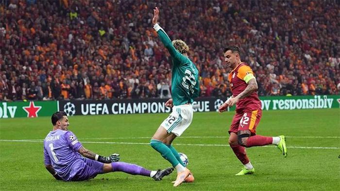 Galatasaray'da 7 futbolcu sarı kart ceza sınırında bulunuyor. Sarı-kırmızılı ekipte kaleci Uğurcan Çakır, savunma oyuncuları Ismail Jakobs, Davinson Sanchez, Abdülkerim Bardakcı ve Roland Sallai, hücum oyuncuları Noa Lang ile Victor Osimhen, yarınki müsabakada sarı kart görmeleri durumunda rövanş maçında forma giyemeyecek. Sarı kart ceza sınırında bulunan teknik direktör Okan Buruk da kart görmesi halinde İngiltere'deki mücadelede saha kenarında yer alamayacak. Liverpool'da ise Conor Bradley ile Curtis Jones, sarı kart ceza sınırında bulunuyor. İngiliz temsilcisinde sakatlığı olan Alexander Isak yarınki mücadelede sahadaki yerini alamayacak.