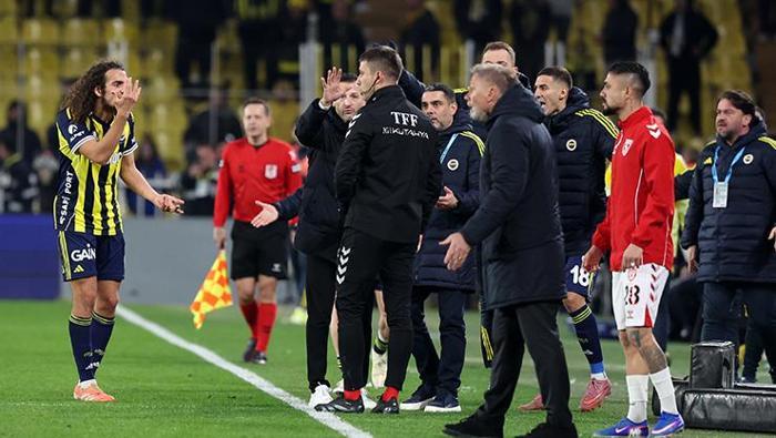 Fenerbahçe-Samsunspor maçının devre arasında koridorlarda neler yaşandığı ortaya çıktı. Guendouzi ve yönetici Ertan Torunoğulları’nın hakem Oğuzhan Çakır’a tepki gösterdiği öğrenildi.