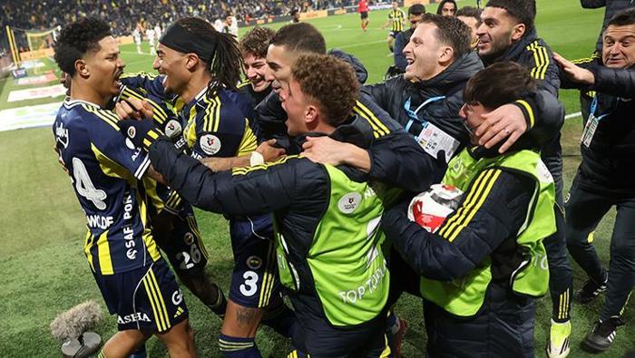 'ADİL BİR YÖNETİM SERGİLE'
Bu tartışma sırasında sadece tecrübeli futbolcunun değil, yönetici Ertan Torunoğulları’nın da araya girdiği bildirildi. Sarı-lacivertli idarecinin, hakem Çakır’a tepki göstererek, “Hocam niye böyle yapıyorsunuz? Pozisyon bariz sarı kart. Biz ‘lehimize bir şey yapılsın’ demiyoruz. Sadece her takım için adil karar verilmesini istiyoruz. İki takım için de adil bir yönetim sergile” diye konuştuğu ortaya çıktı.