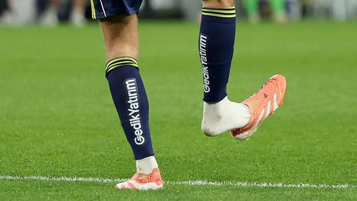 ‘BUNA NASIL KART GÖSTERMEZSİN’
Saha içinde uzun süre ayağından çıkan kramponu gösteren sarı-lacivertli futbolcu Guendouzi’nin, koridorlarda da Oğuzhan Çakır’a, “Hocam saha içinde de size gösterdim, kramponum ayağımdan çıktı. Buna nasıl kart göstermezsin. Rakip oyuncunun zaten sarı kartı var. Bu pozisyonda da kart görseydi atılacaktı” ifadelerini kullandığı öğrenildi.