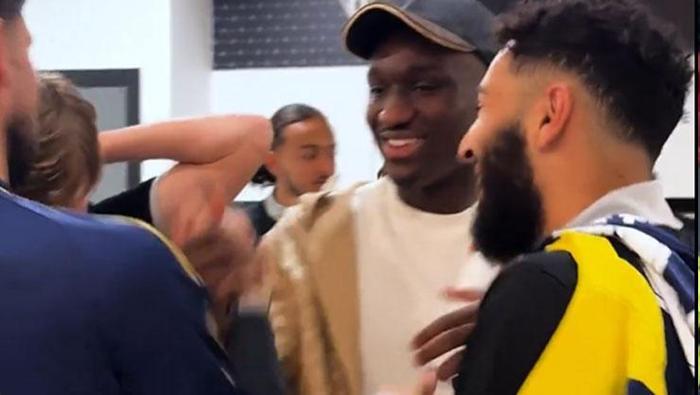 Fenerbahçe formasıyla çıktığı son 4 maçta 3 gol - 1 asist yapan Cherif, devre arasında ayrıldığı Ligue 1 ekibi Angers'i ziyaret etti. Eski soyunma odasındaki herkese Fenerbahçe formaları hediye eden genç futbolcu, eski takımı tarafından büyük bir gururla karşılandı.