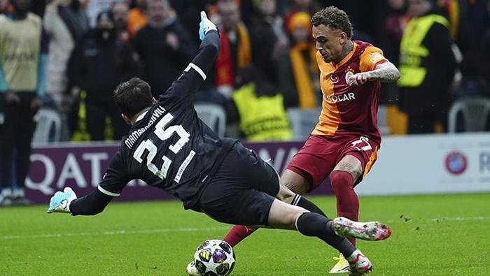 Karşılaşma sonrası soyunma odasına inen G.Saray Başkanı Dursun Özbek, çeyrek final biletinin alınması durumunda verilecek tarihi primi oyuncularıyla paylaştı.